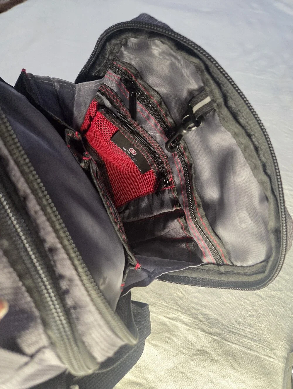 🆕️Swissgear Vertical Boarding/Travel Bag ~ Black & Gray